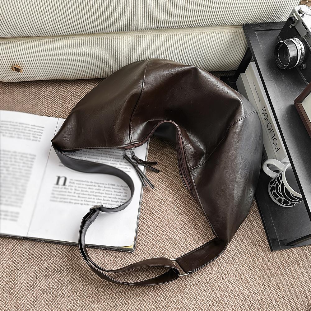 Men s Black Jiaozi Bag Couple Editi Large Capacity Casual Commuter Versatile Street Retro Shoulder Crossbody Bag
Men s Black Jiaozi Bag Couple Editi Large Capacity Casual Commuter Versatile Street Retro Shoulder Crossbody Bag