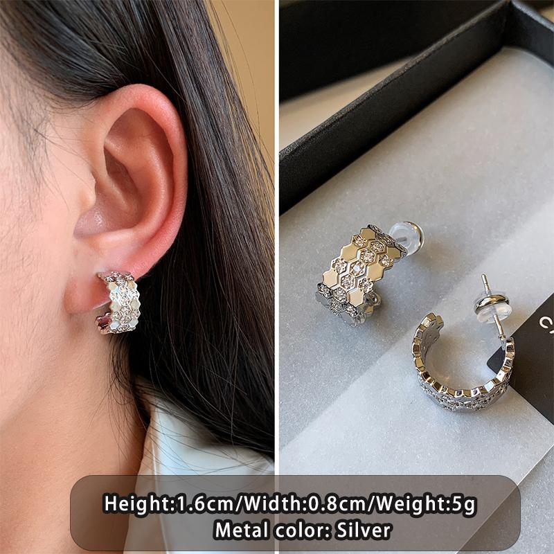 Metal Honeycomb Shape C-Form Stud Earrings Fashionable 2026 Jewelry Unique Luxury Accessory for Women Trendsetting Ear Jewelry срібний
Metal Honeycomb Shape C-Form Stud Earrings Fashionable 2026 Jewelry Unique Luxury Accessory for Women Trendsetting Ear Jewelry срібний