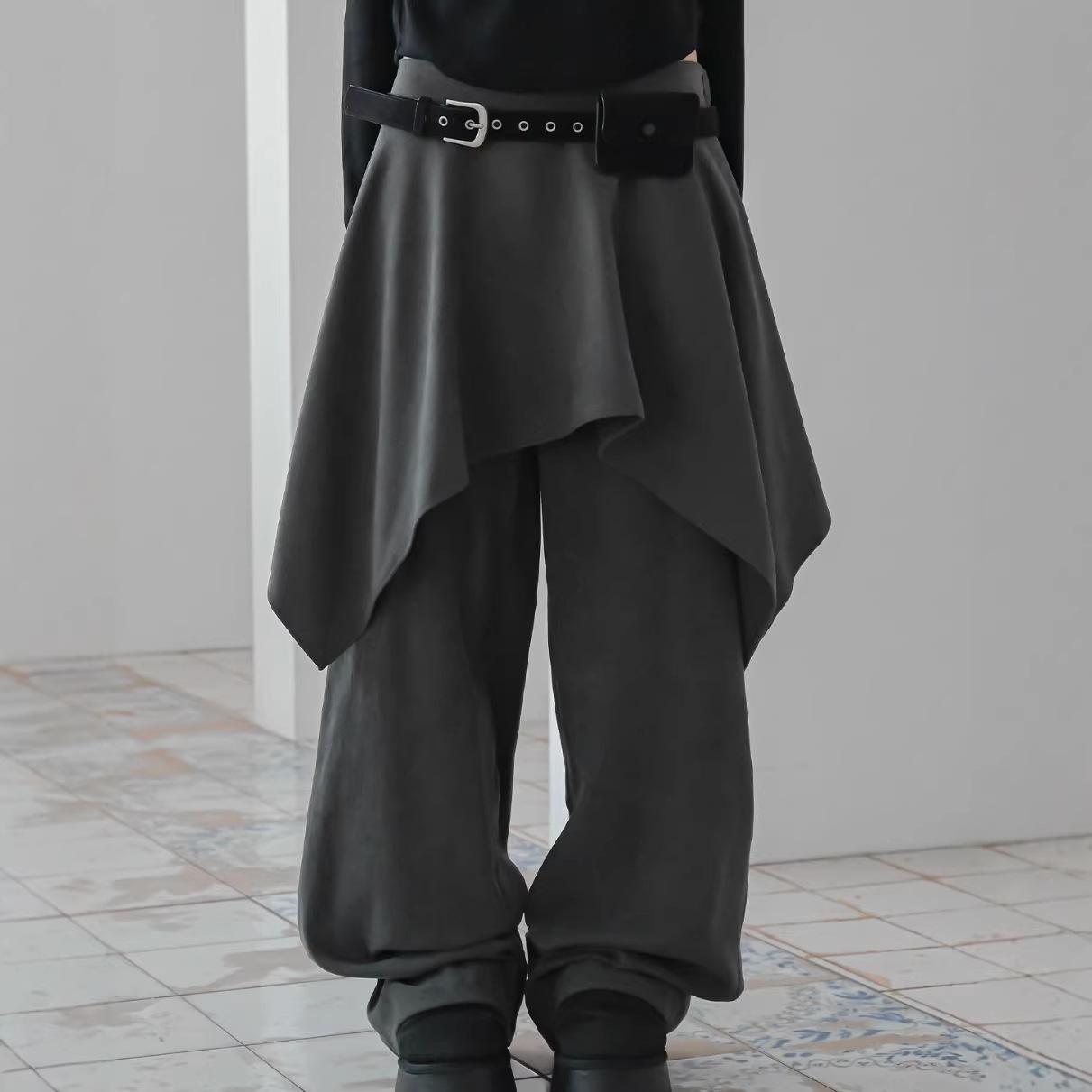 Available in three colors, these Korean vintage-inspired brushed twill pants feature an irregular hem and a loose, faux two-piece Japanese style. One Size темно-сірий
Available in three colors, these Korean vintage-inspired brushed twill pants feature an irregular hem and a loose, faux two-piece Japanese style. One Size темно-сірий