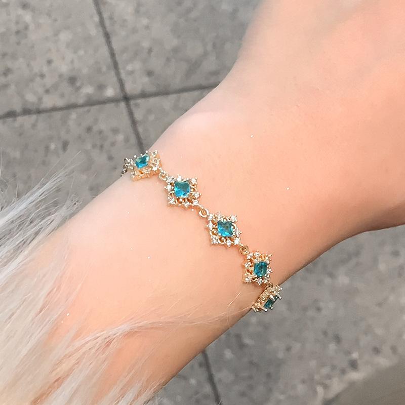 Супер яркий циркон ромбовидный цветочный узор браслет ретро придворный стиль темпераментный браслет легкая роскошь мода высококачественные ювелирные изделия
Супер яркий циркон ромбовидный цветочный узор браслет ретро придворный стиль темпераментный браслет легкая роскошь мода высококачественные ювелирные изделия