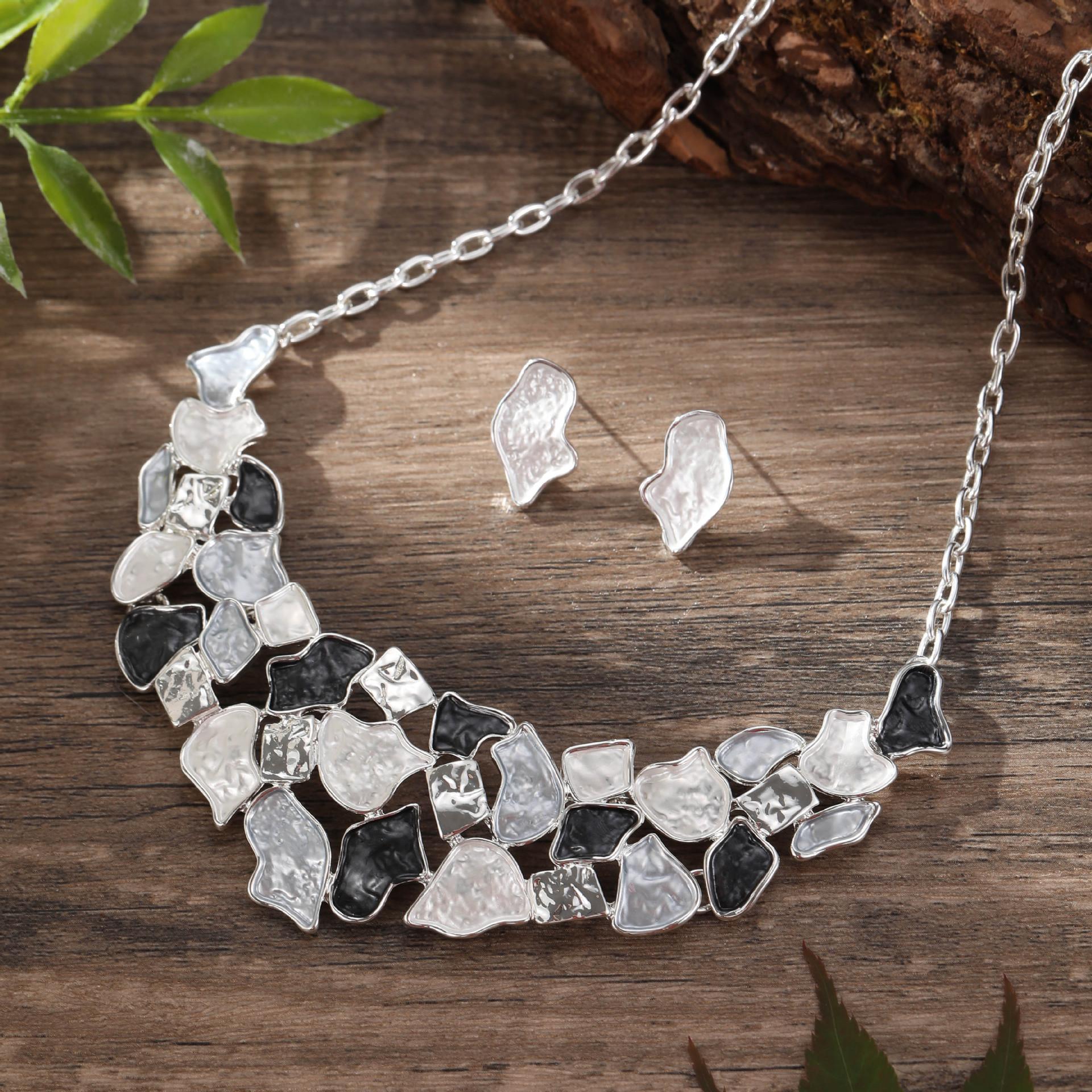 Новый эмалевый цвет, набор серег-пуссет и ожерелья с цветами, модные и высококлассные женские серьги-пуссеты и ожерелье с цветочным кластером.
Новый эмалевый цвет, набор серег-пуссет и ожерелья с цветами, модные и высококлассные женские серьги-пуссеты и ожерелье с цветочным кластером.