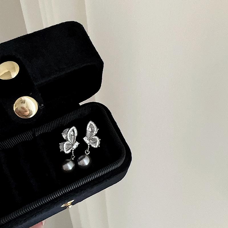 Серьги-гвоздики с бабочкой из циркония и жемчугом, женские, нишевые, дизайн, чувство индивидуальности, простые и универсальные, модные, темпераментные, элегантные серьги
Серьги-гвоздики с бабочкой из циркония и жемчугом, женские, нишевые, дизайн, чувство индивидуальности, простые и универсальные, модные, темпераментные, элегантные серьги