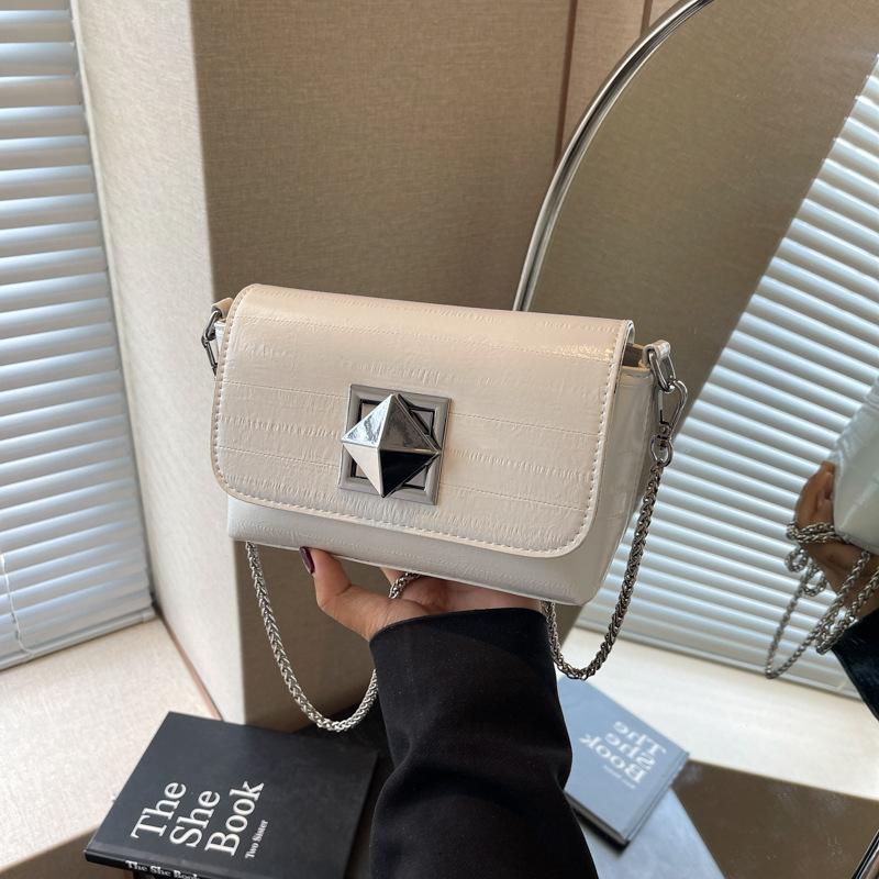 Versatile messenger bag women s new fashion chain shoulder bag high-end high-value shoulder small square bag
Versatile messenger bag women s new fashion chain shoulder bag high-end high-value shoulder small square bag