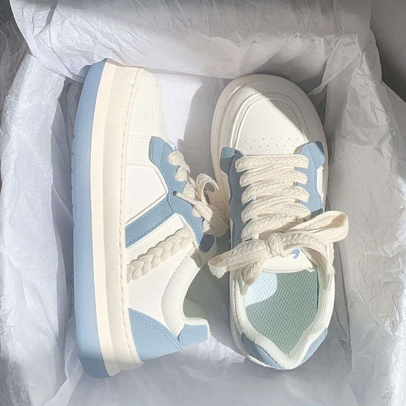 Белые женские туфли. Модные универсальные нишевые кроссовки на толстой подошве весной и летом. Новые повседневные спортивные парусиновые кроссовки.
Белые женские туфли. Модные универсальные нишевые кроссовки на толстой подошве весной и летом. Новые повседневные спортивные парусиновые кроссовки.