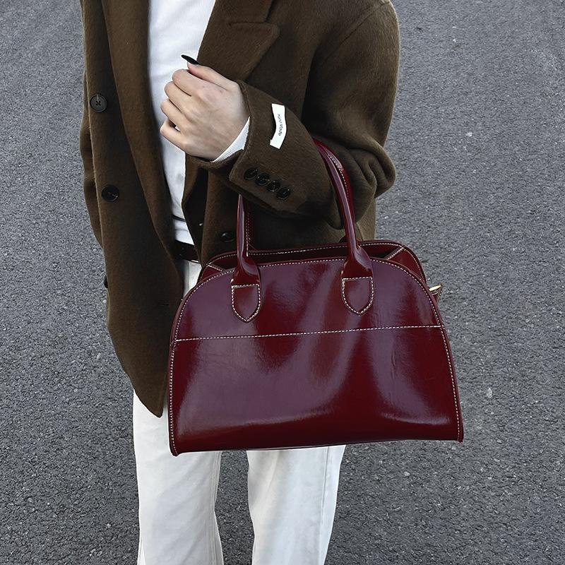 Женская сумка новая женская модная сумка-тоут большой вместимости высококлассная простая ретро сумка для работы 33*19*22
Женская сумка новая женская модная сумка-тоут большой вместимости высококлассная простая ретро сумка для работы 33*19*22