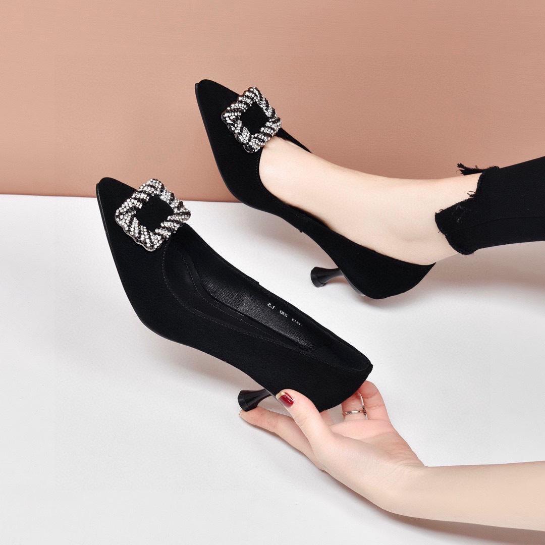 Women s shoes 2024 early spring new fashion pointed head shallow mouth single shoes black first layer sheepskin cashmere rhinestone buckle high heels 35
Women s shoes 2024 early spring new fashion pointed head shallow mouth single shoes black first layer sheepskin cashmere rhinestone buckle high heels 35