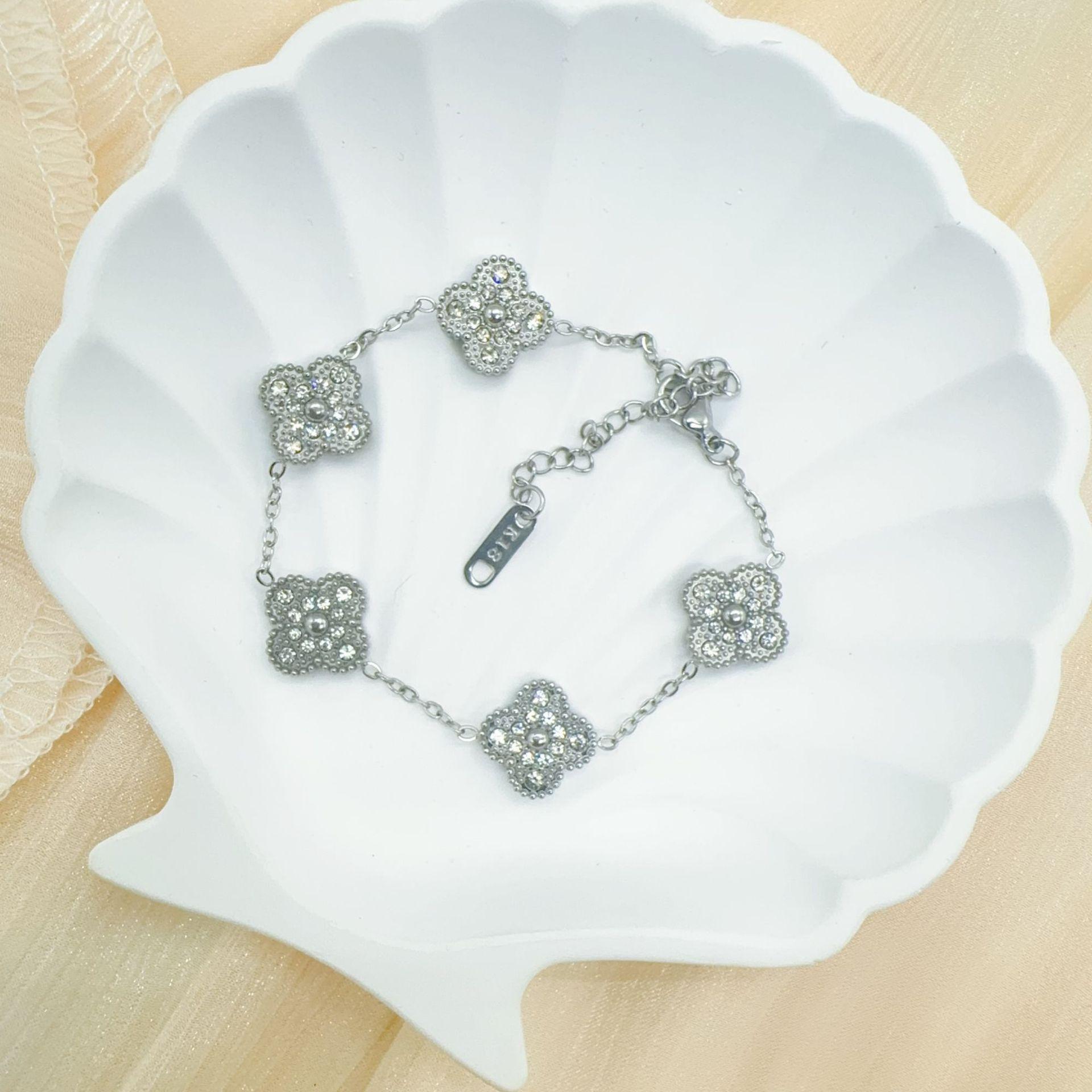 18K Light Luxury Four-Leaf Clover Bracelet Women Senior Sense Of Not Losing Color High Quality Bracelet
18K Light Luxury Four-Leaf Clover Bracelet Women Senior Sense Of Not Losing Color High Quality Bracelet