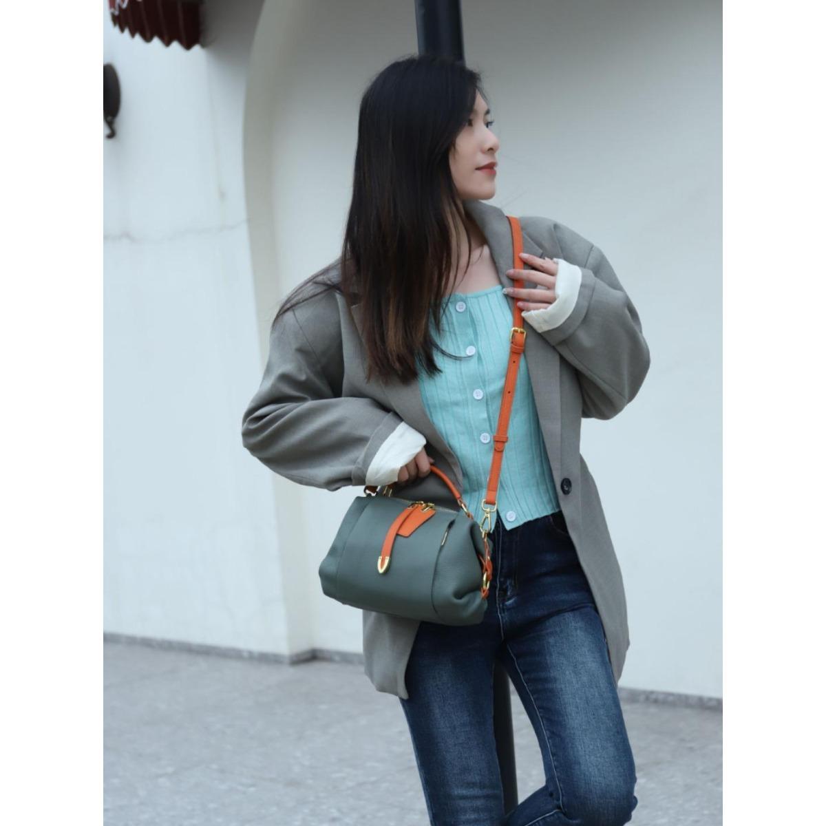 Niche Design High-end Cowhide Genuine Leather Women s Bag Cross-slung Boston Portable Single-shoulder Square Length 24 X14X16CM
Niche Design High-end Cowhide Genuine Leather Women s Bag Cross-slung Boston Portable Single-shoulder Square Length 24 X14X16CM