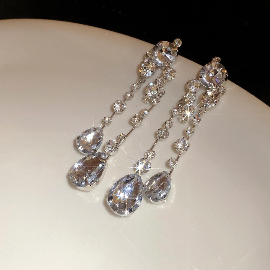 European and American new silver needle diamond drop pendant earrings light luxury high-end stud earrings design fashion exquisite earrings
European and American new silver needle diamond drop pendant earrings light luxury high-end stud earrings design fashion exquisite earrings