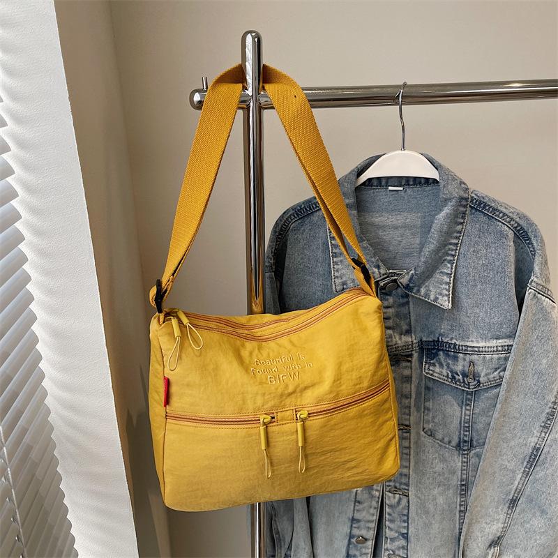 Fashion Personality Simple Retro Niche Crossbody Bag Large Capacity Fashion Shoulder Bag College Student Female Tote Bag
Fashion Personality Simple Retro Niche Crossbody Bag Large Capacity Fashion Shoulder Bag College Student Female Tote Bag