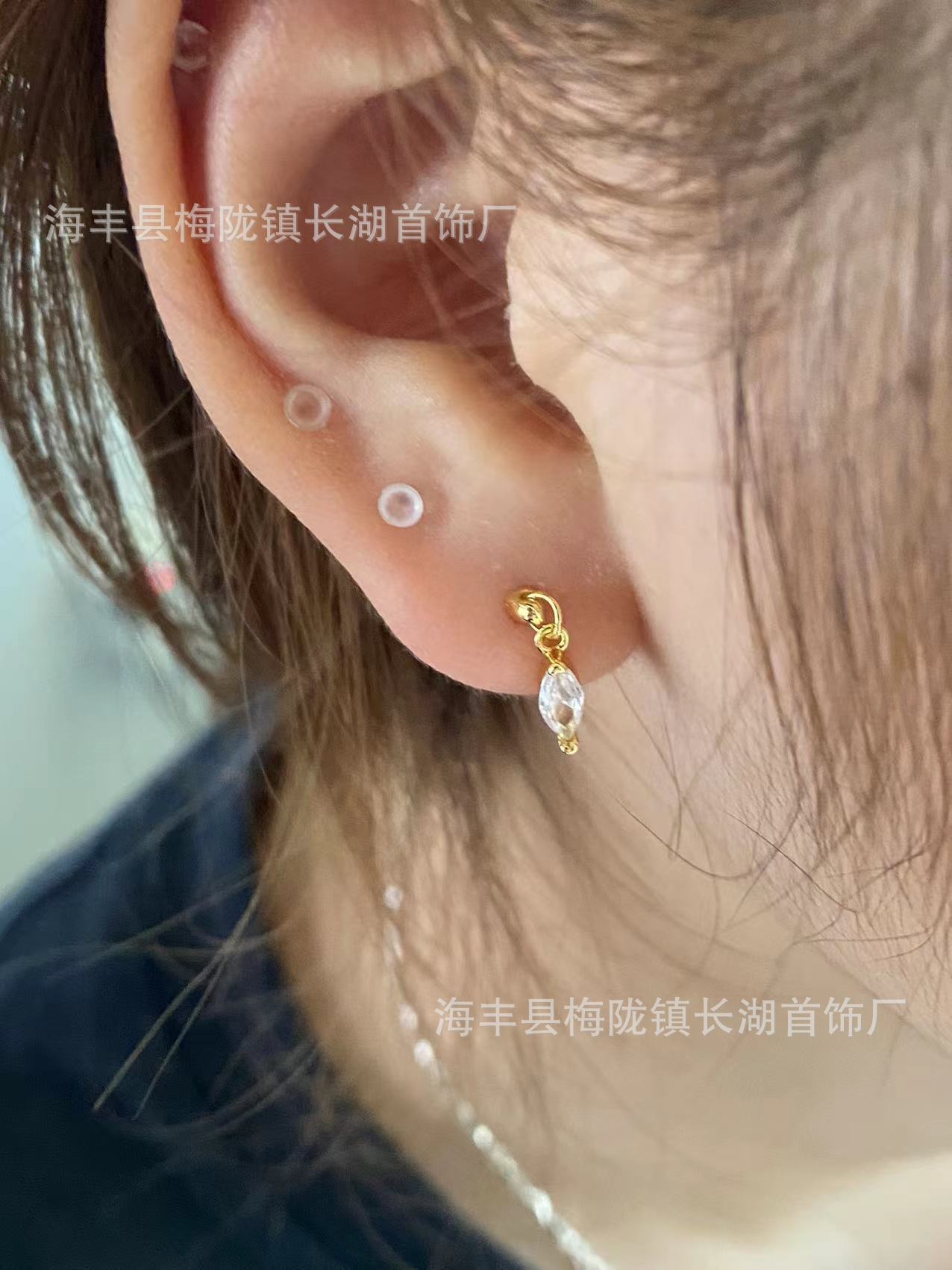 Drill water drop earrings raise ear holes, light luxury, high-end temperament, atmospheric earbone nails, no need to take them off when sleeping
Drill water drop earrings raise ear holes, light luxury, high-end temperament, atmospheric earbone nails, no need to take them off when sleeping