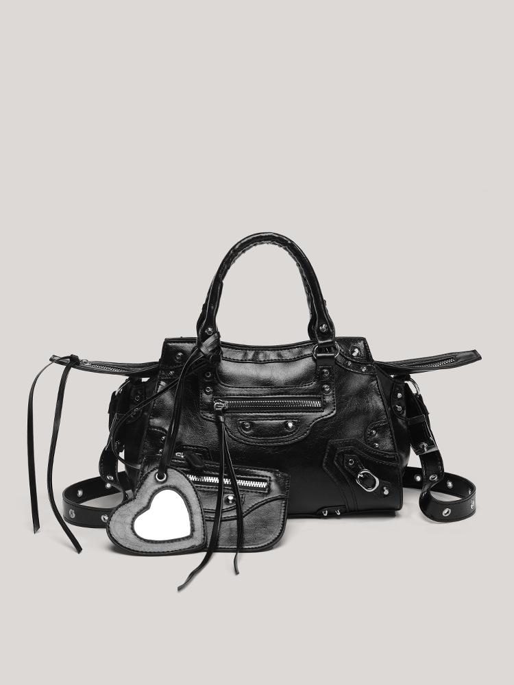 Нішевий дизайн темний вітер ретро заклепки сумка-локомотив великої місткості модна універсальна повсякденна портативна сумка через плече чорний
Нішевий дизайн темний вітер ретро заклепки сумка-локомотив великої місткості модна універсальна повсякденна портативна сумка через плече чорний