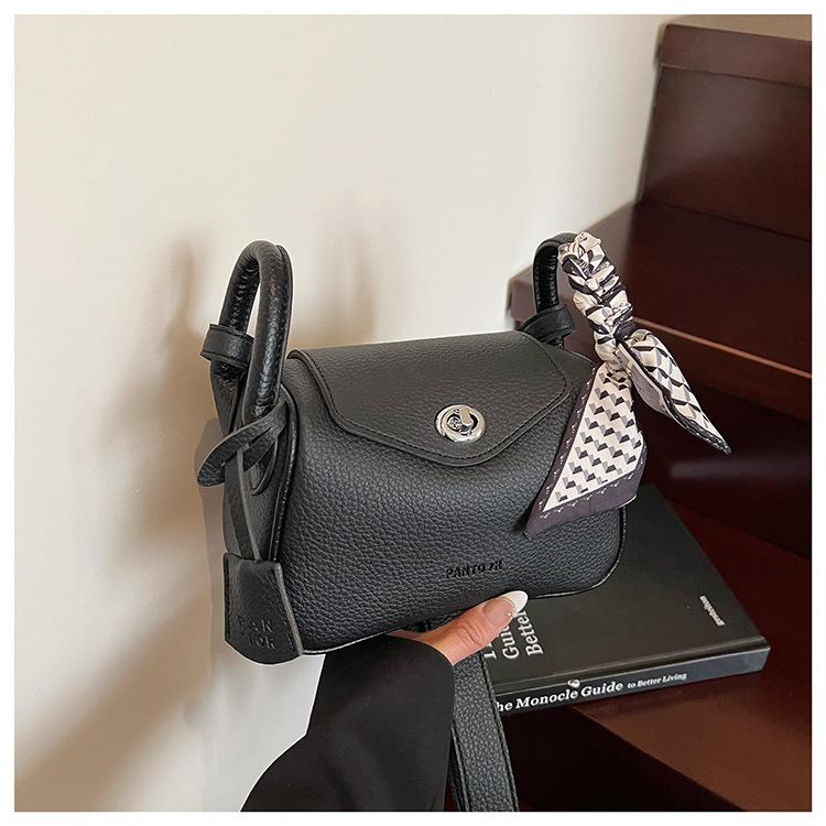 Korean version of handbag women s 2025 new foreign versatile niche design commuter bag high-end shoulder messenger bag чёрный
Korean version of handbag women s 2025 new foreign versatile niche design commuter bag high-end shoulder messenger bag чёрный