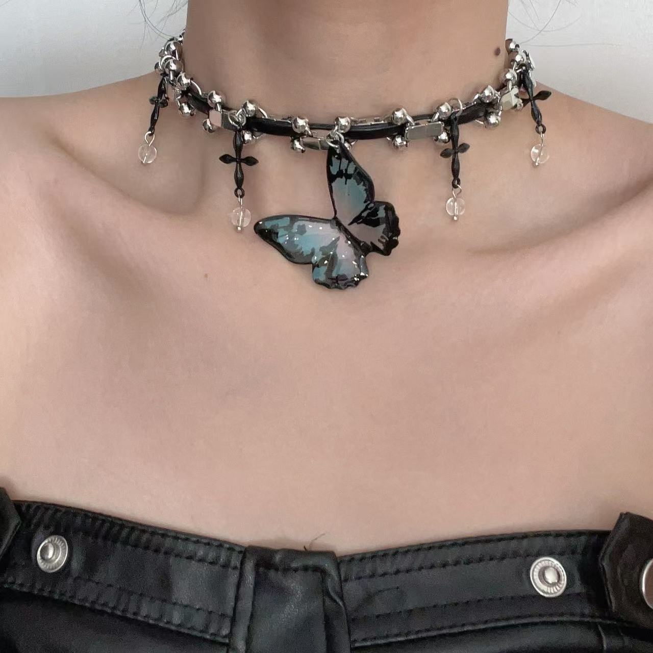 Sweet and cool style butterfly pendant leather necklace y2k subculture choker collar European and American punk style heavy industry collar.
Sweet and cool style butterfly pendant leather necklace y2k subculture choker collar European and American punk style heavy industry collar.