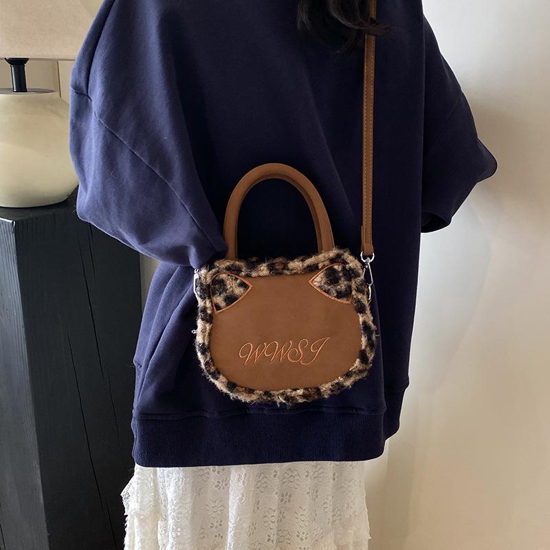 Нишевый рюкзак женский 2025 новая мода леопардовый принт контрастный цвет маленький рюкзак большая вместимость сумка-тоут для поездок 20*10*16 коричневый
Нишевый рюкзак женский 2025 новая мода леопардовый принт контрастный цвет маленький рюкзак большая вместимость сумка-тоут для поездок 20*10*16 коричневый