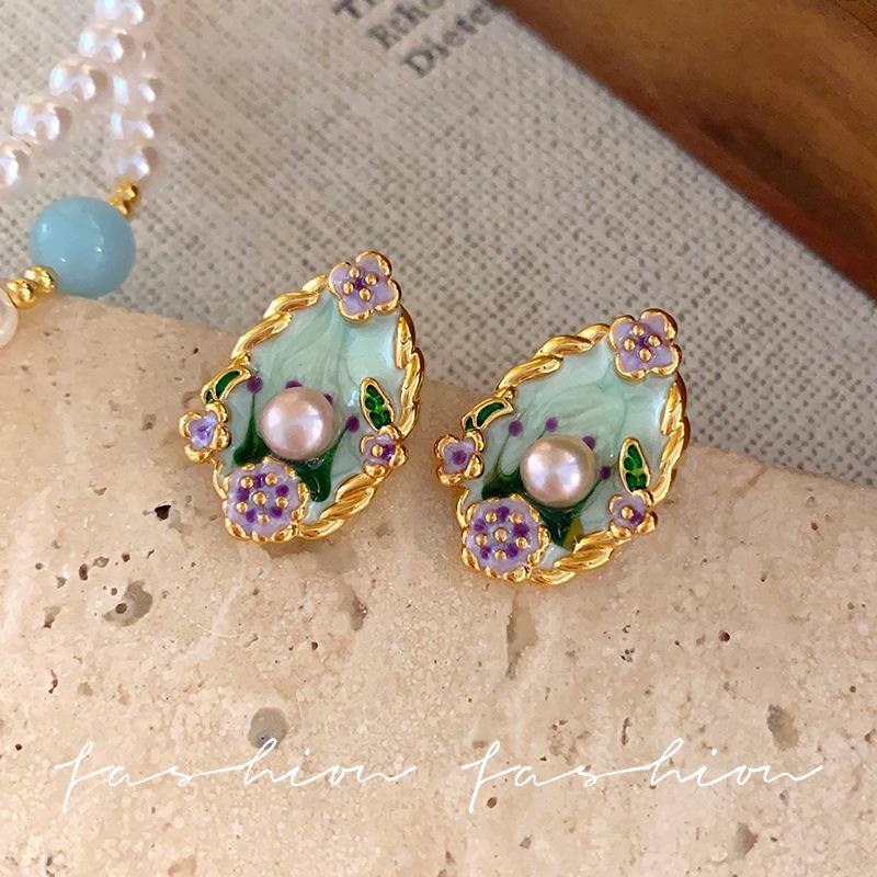 New Chinese fashion freshwater pearl stud earrings girls high sense niche temperament retro color oil painting earrings earrings
New Chinese fashion freshwater pearl stud earrings girls high sense niche temperament retro color oil painting earrings earrings