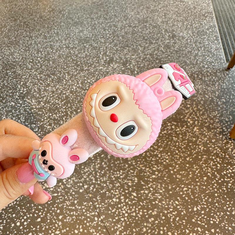 Маленький кролик лабубу Повязка на голову Монстр красочная цвета макарон смешная и милая мультяшная заколка для волос реквизит для фото розовый
Маленький кролик лабубу Повязка на голову Монстр красочная цвета макарон смешная и милая мультяшная заколка для волос реквизит для фото розовый