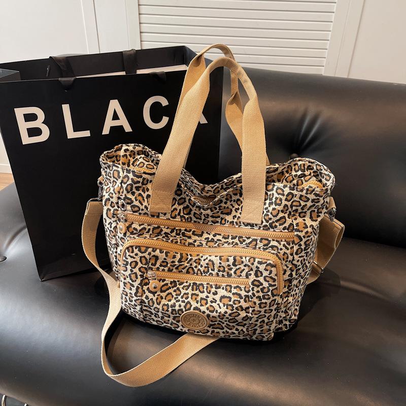 Spring and summer new large-capacity leopard print bag women s retro tote bag fashion women s bag shoulder messenger bag темно-коричневого
Spring and summer new large-capacity leopard print bag women s retro tote bag fashion women s bag shoulder messenger bag темно-коричневого