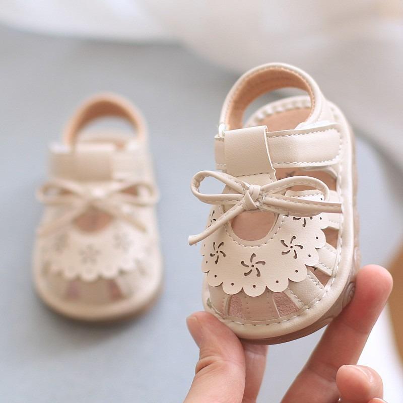 Baby girl princess shoes for spring and summer, closed-toe squeaky sandals, soft-soled infant walking shoes, hollow-out design for toddlers. 16 бежевый
Baby girl princess shoes for spring and summer, closed-toe squeaky sandals, soft-soled infant walking shoes, hollow-out design for toddlers. 16 бежевый