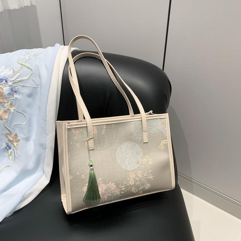 Сумка-тоут через плечо, большая вместимость, персонализированная женская сумка, весна 2024, новый красивый тренд, рабочая портативная сумка для поездок на работу
Сумка-тоут через плечо, большая вместимость, персонализированная женская сумка, весна 2024, новый красивый тренд, рабочая портативная сумка для поездок на работу