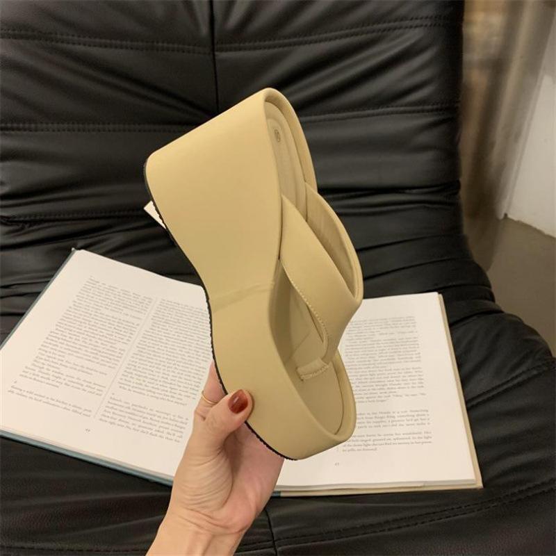 Small man increases height, thick-soled flip-flops for women in summer, and pinch feet for outer wear. Leather muffin slippers for women in spring 40 зеленые хаки
Small man increases height, thick-soled flip-flops for women in summer, and pinch feet for outer wear. Leather muffin slippers for women in spring 40 зеленые хаки