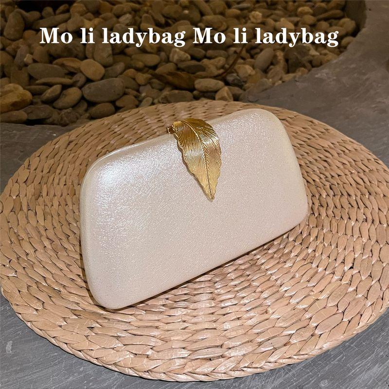 Женский элегантный вечерний клатч, женский банкетный клатч, вечерняя сумка, сочетающаяся с чонгсам, маленькая сумка для вечернего платья White
Женский элегантный вечерний клатч, женский банкетный клатч, вечерняя сумка, сочетающаяся с чонгсам, маленькая сумка для вечернего платья White