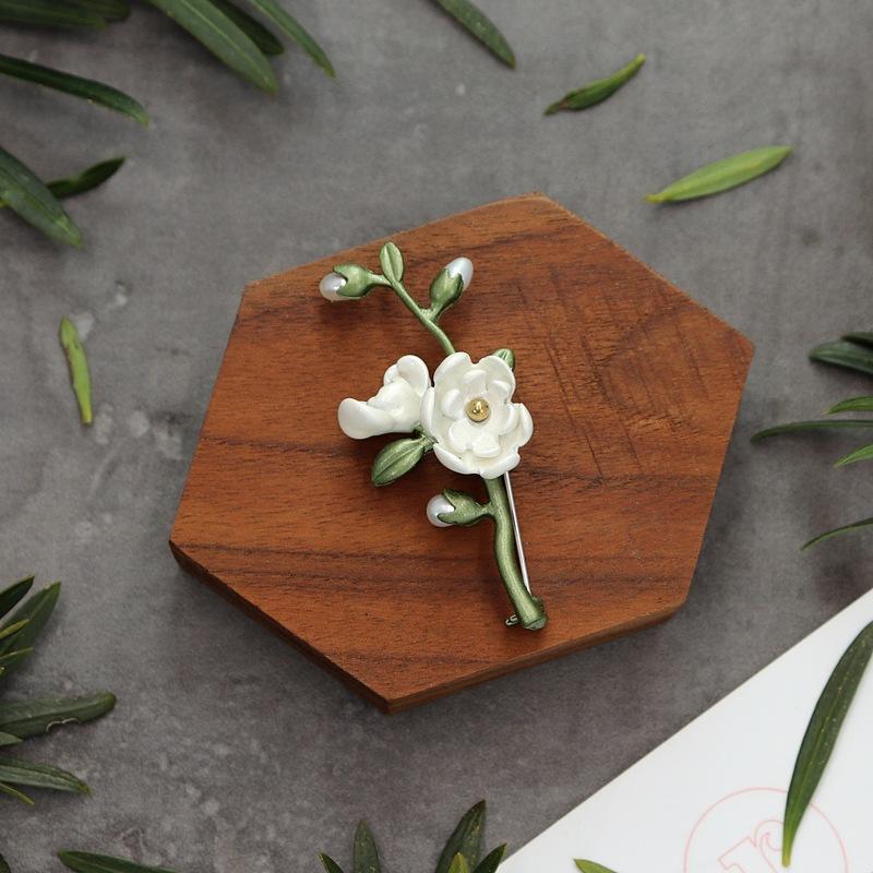 Магнолия ниша Мори брошь темперамент элегантная растительная булавка маленькая свежая литературная и ретро корсаж аксессуары
Магнолия ниша Мори брошь темперамент элегантная растительная булавка маленькая свежая литературная и ретро корсаж аксессуары