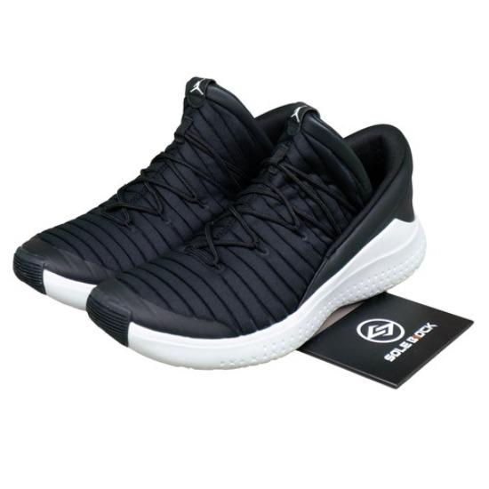 Air Jordan Flight Luxe 919715-010 EU 44.5 чорний/білий
Air Jordan Flight Luxe 919715-010 EU 44.5 чорний/білий