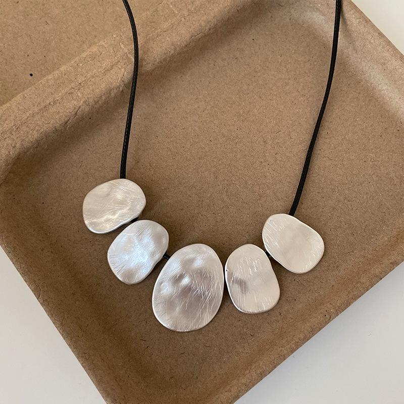 Irregular oval pleated leather rope adjustable necklace niche simple sweater chain exaggerated cold wind necklace
Irregular oval pleated leather rope adjustable necklace niche simple sweater chain exaggerated cold wind necklace