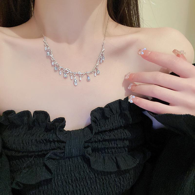 European & American Fashion Diamond Inlaid Water Drop Necklace - High-End Cold Style Metal Clavicle Chain for Women
European & American Fashion Diamond Inlaid Water Drop Necklace - High-End Cold Style Metal Clavicle Chain for Women