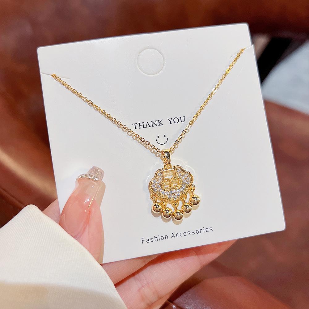 Design Sense 18K Gold Peace Lock Student Pendant Necklace – Auspicious Gift for Children
Design Sense 18K Gold Peace Lock Student Pendant Necklace – Auspicious Gift for Children