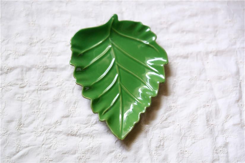Leaf Ceramic Plate: Versatile for Snacks, Salads, Desserts, and Dining Table Decor
Leaf Ceramic Plate: Versatile for Snacks, Salads, Desserts, and Dining Table Decor