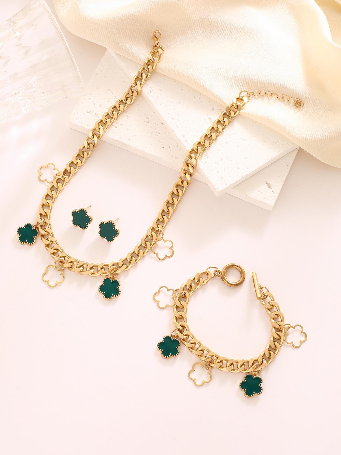 Европейская и американская мода: Ожерелье с подвеской в виде пятилистного цветка, браслет из металлической цепочки и серьги в холодном стиле для женщин 3-piece set зелёный
Европейская и американская мода: Ожерелье с подвеской в виде пятилистного цветка, браслет из металлической цепочки и серьги в холодном стиле для женщин 3-piece set зелёный