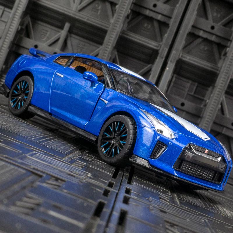 Caipo 88469 Модель автомобиля из сплава Nissan GTR, издание к 50-летию, украшение белый
Caipo 88469 Модель автомобиля из сплава Nissan GTR, издание к 50-летию, украшение белый