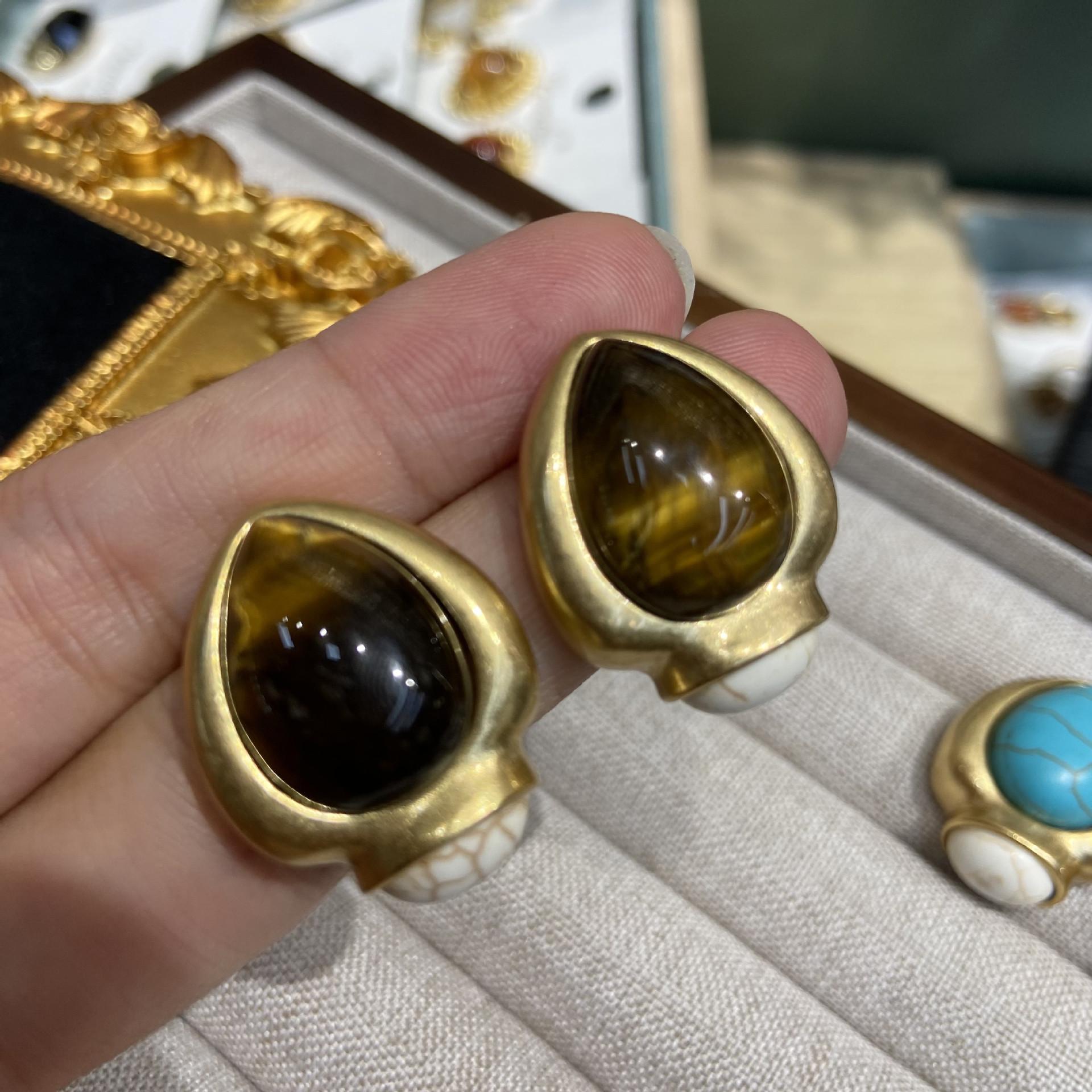 Western Medieval Copper Plating, Old Gold Tiger S Eye Stone Water Drop Stud Earrings, White Turquoise Earrings, Color Retention, Fashionable Versatile
Western Medieval Copper Plating, Old Gold Tiger S Eye Stone Water Drop Stud Earrings, White Turquoise Earrings, Color Retention, Fashionable Versatile