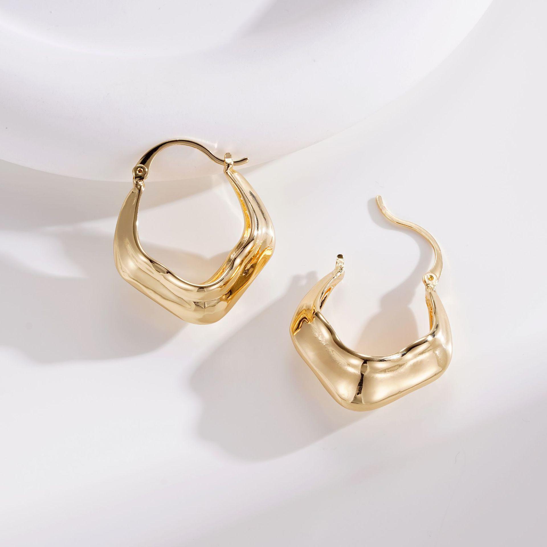 Крупные золотые серьги с гальваническим покрытием неправильной формы — европейский и американский холодный стиль HE01579
Крупные золотые серьги с гальваническим покрытием неправильной формы — европейский и американский холодный стиль HE01579