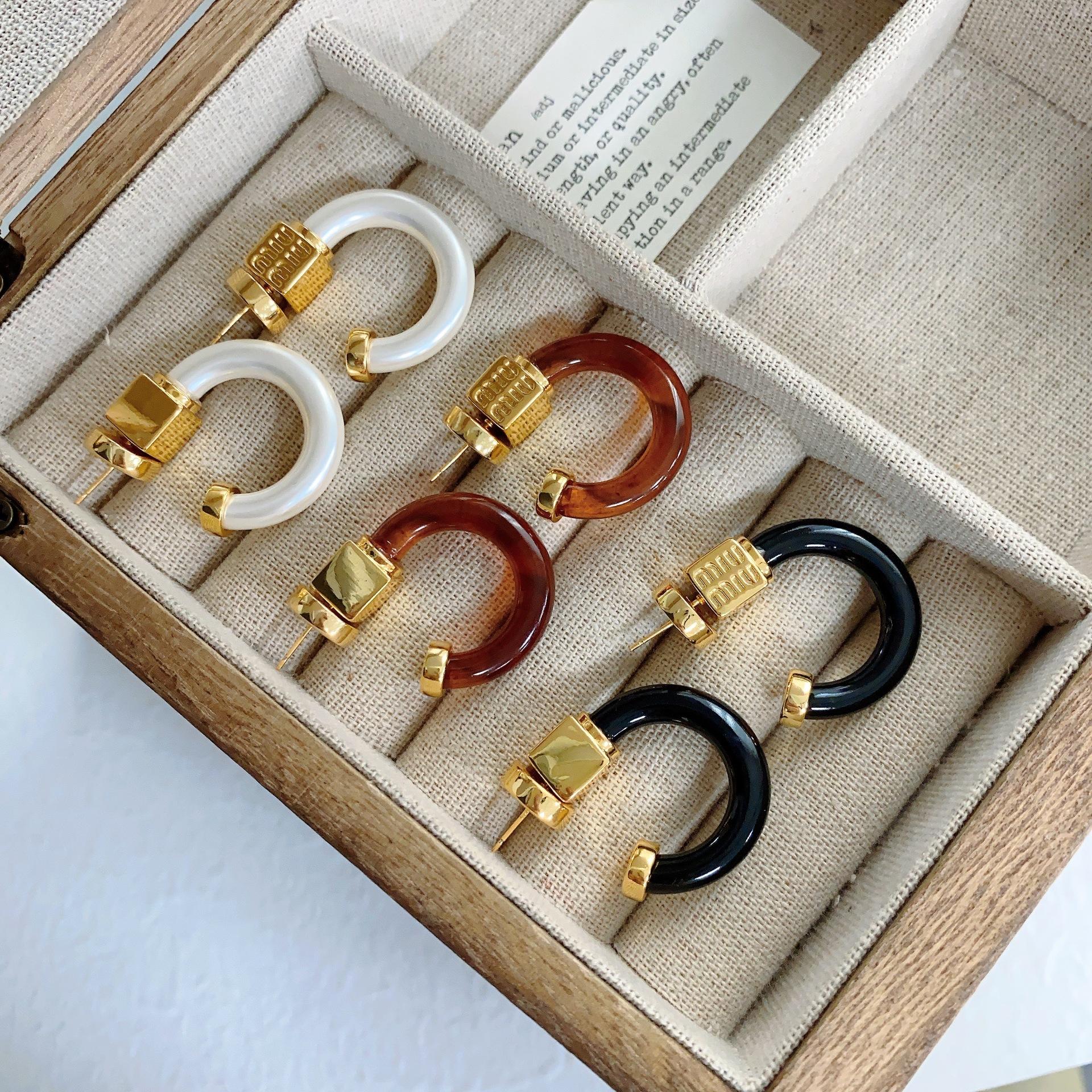 French Minimalist Letter Square Earrings Earrings Women S Design High-End Stud Earrings
French Minimalist Letter Square Earrings Earrings Women S Design High-End Stud Earrings