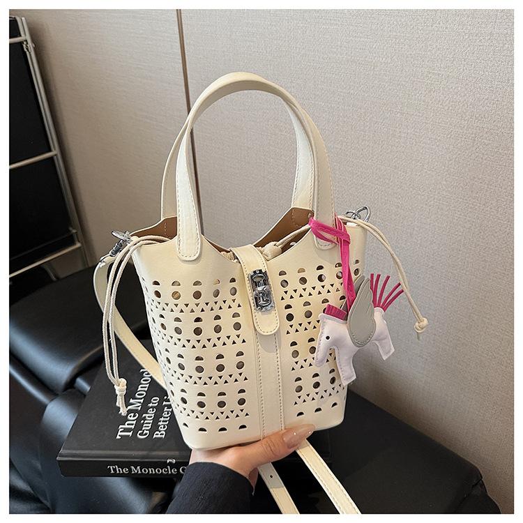 2025 new hollow handbag summer niche versatile shoulder messenger women s bag beach women s bag
2025 new hollow handbag summer niche versatile shoulder messenger women s bag beach women s bag