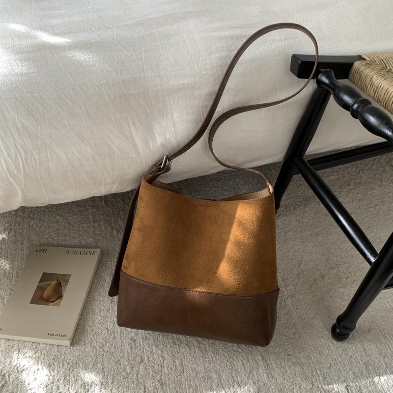 Vintage suede bucket bag women s 2025 new one-shoulder underarm bag crossbody bag large capacity commuter tote bag цветной печати леопарда
Vintage suede bucket bag women s 2025 new one-shoulder underarm bag crossbody bag large capacity commuter tote bag цветной печати леопарда