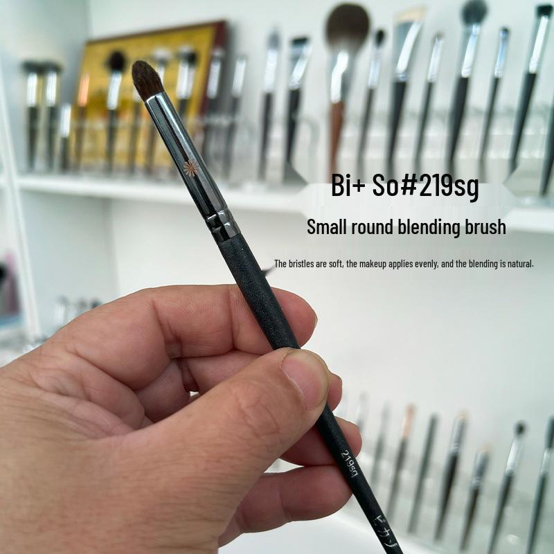 Pony Recommends! Picasso 219sq Round Blending Crease Brush - High-Quality Animal Hair Eyeshadow Brush.
Pony Recommends! Picasso 219sq Round Blending Crease Brush - High-Quality Animal Hair Eyeshadow Brush.