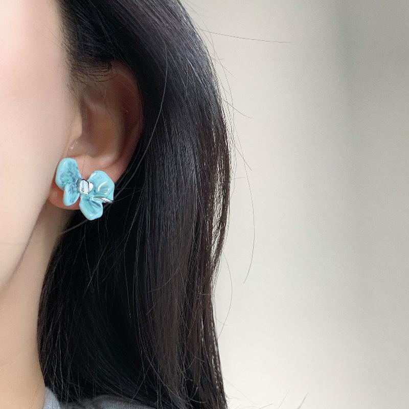Silver needle dripping oil smudged butterfly earrings sweet versatile stud earrings temperament fashionable niche sweet earrings
Silver needle dripping oil smudged butterfly earrings sweet versatile stud earrings temperament fashionable niche sweet earrings