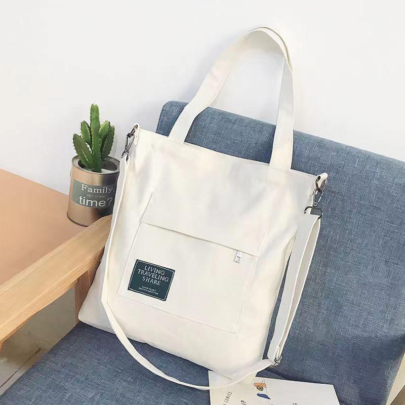 Вместительные сумки для учеников начальной и средней школы универсальны и их можно носить на одном плече. белый