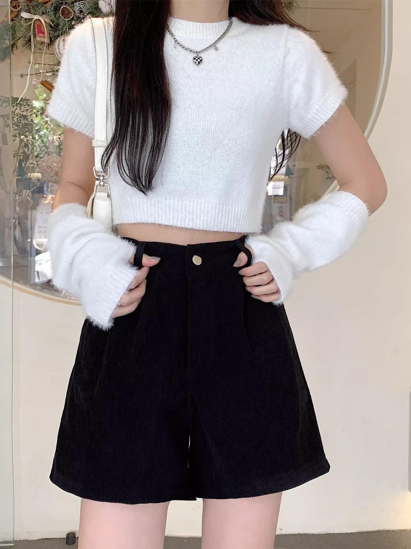 Women s 2023 Autumn/Winter High-Waist Black Corduroy Shorts - Retro Wide-Leg Fashion for a Hot Look 2XL
Women s 2023 Autumn/Winter High-Waist Black Corduroy Shorts - Retro Wide-Leg Fashion for a Hot Look 2XL