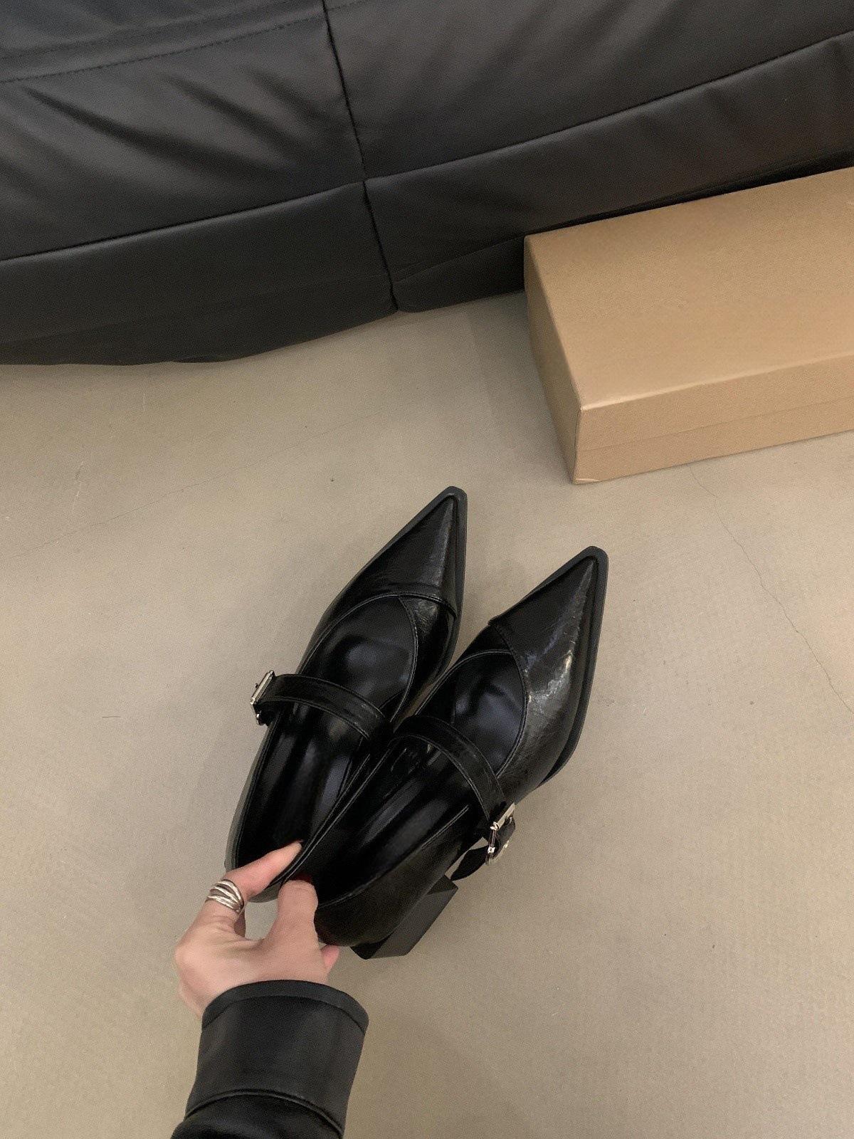 Французские туфли Мэри Джейн на среднем каблуке, черные, кожаные, женские туфли 2024 года, новые весенне-осенние белые туфли с острым носком 39 чёрный
Французские туфли Мэри Джейн на среднем каблуке, черные, кожаные, женские туфли 2024 года, новые весенне-осенние белые туфли с острым носком 39 чёрный