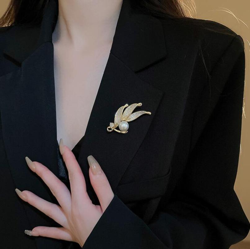Elegant Leaf Brooch with Crystal & Pearl, Exquisite Rhinestone Metal Pin for Women Girls Office Casual Suit Jewelry Gift
Elegant Leaf Brooch with Crystal & Pearl, Exquisite Rhinestone Metal Pin for Women Girls Office Casual Suit Jewelry Gift