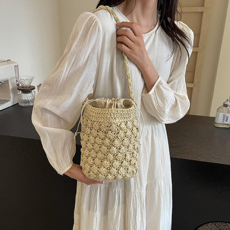 A new cylindrical hand-held woven bag, niche cute bucket straw woven bag, seaside vacation casual women s bag 18*11*23 хаки
A new cylindrical hand-held woven bag, niche cute bucket straw woven bag, seaside vacation casual women s bag 18*11*23 хаки
