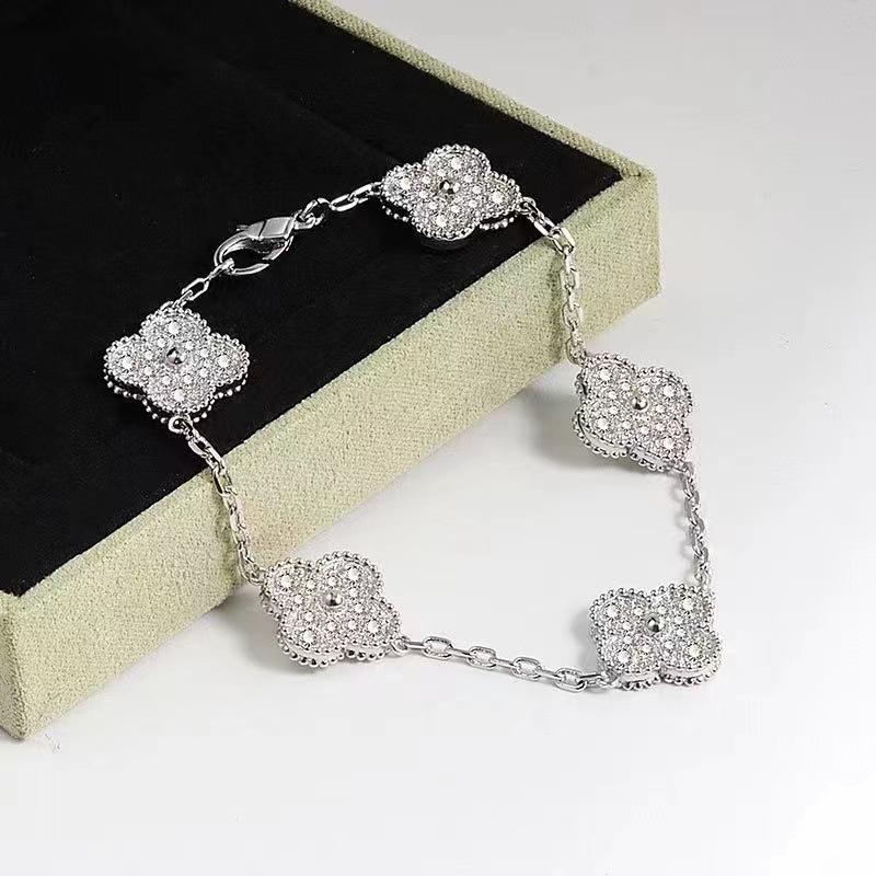 Высококачественный браслет из 18-каратного розового золота с лазерной белой перламутровой вставкой, красным халцедоном 15 мм, четырехлистным клевером и пятью цветами для женщин
Высококачественный браслет из 18-каратного розового золота с лазерной белой перламутровой вставкой, красным халцедоном 15 мм, четырехлистным клевером и пятью цветами для женщин