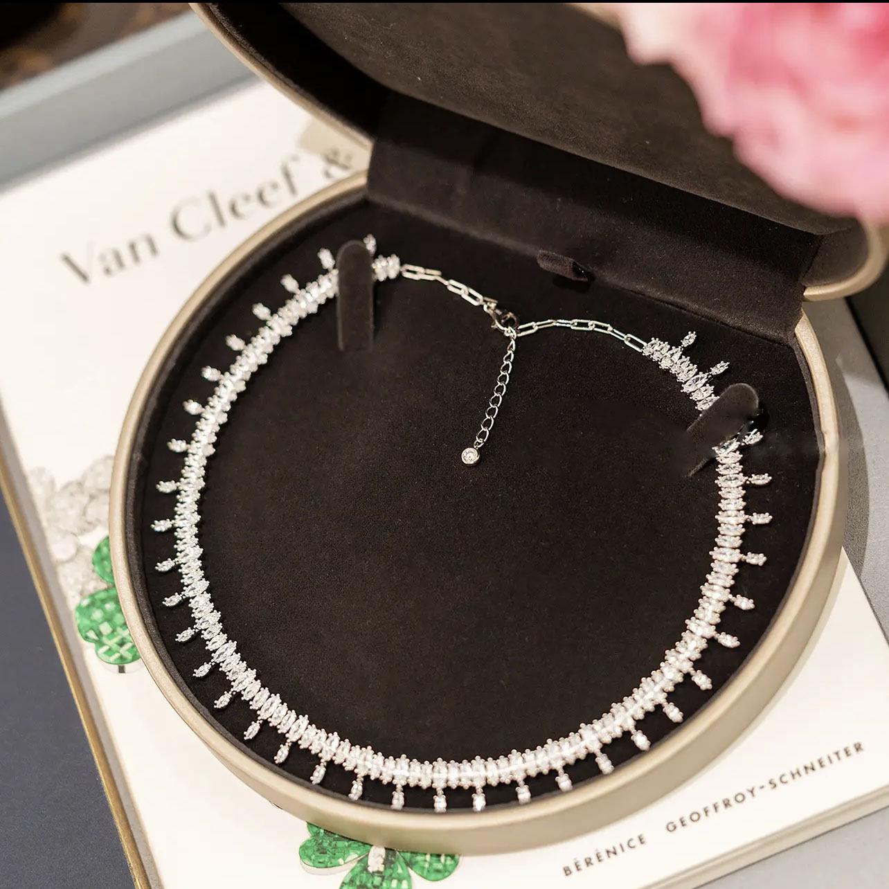 Internet Celebrity Lulu Same Light Luxury Zircon Necklace Female, Heavy Industry Plated 18K Platinum Bright Galaxy Snow Shadow Streamer Necklace
Internet Celebrity Lulu Same Light Luxury Zircon Necklace Female, Heavy Industry Plated 18K Platinum Bright Galaxy Snow Shadow Streamer Necklace