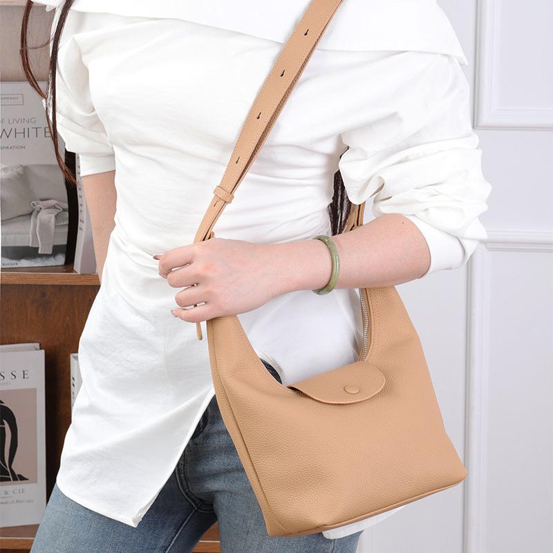 2025 New first-layer cowhide Hobo portable lunch box bag, high-end leather crossbody shoulder women s bag LP dumpling bag 19CM абрикосовий
2025 New first-layer cowhide Hobo portable lunch box bag, high-end leather crossbody shoulder women s bag LP dumpling bag 19CM абрикосовий
