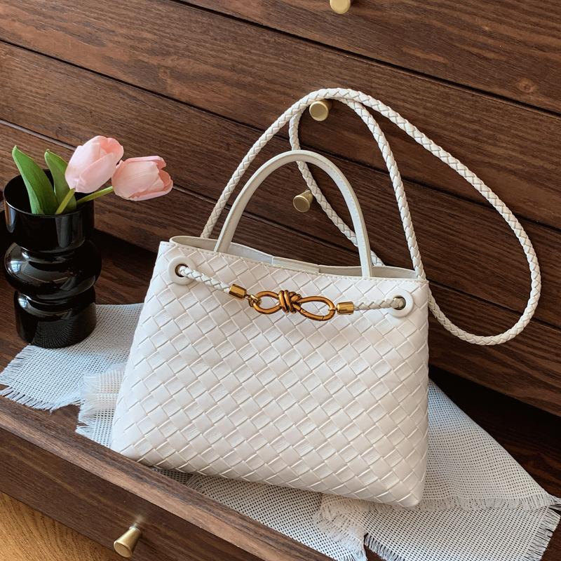 2024 autumn and winter new fashion casual temperament beautiful handbag niche simple texture single shoulder crossbody small square bag бежевий
2024 autumn and winter new fashion casual temperament beautiful handbag niche simple texture single shoulder crossbody small square bag бежевий